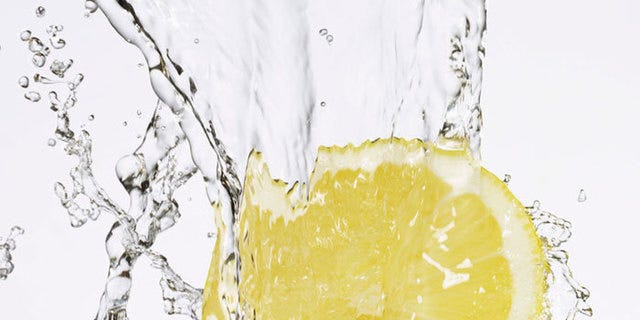 ¿Por qué beber agua con limón en ayunas?
