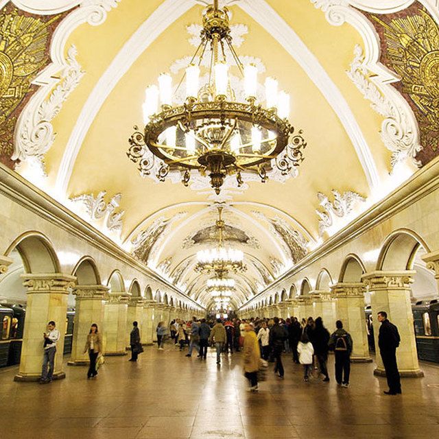 Estación de Komsomolskaya, una de las más fastuosas del metro moscovita. 