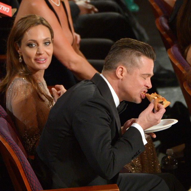 Brad Pitt comiendo pizza