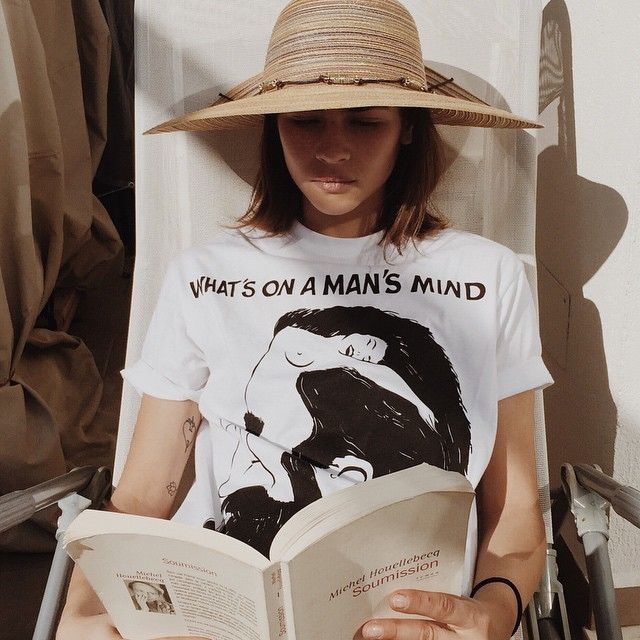 <p>Si hay algo que nos ha demostrado la modelo y blogger Alba Galocha es que se pueden amar los zapatos y los libros a partes iguales. Ser una <i>it girl</i> de moda no quiere decir que no exista nada más. Su <a href="https://instagram.com/albagalocha/" target="_blank">cuenta de Instagram</a> es un paraíso de recomendaciones de buenas lecturas. Ella misma da buena cuenta de ello en sus ratos con sus últimas adquisiciones.&nbsp;</p>