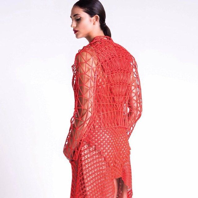 <p>&nbsp;</p><p>Esta diseñadora israelí de 27 años ha sido la primera que ha creado una colección de moda impresa en 3D. Para entender de qué hablamos, echa un vistazo a este vídeo.</p><p>Foto: Instagram (<a href="https://instagram.com/3d_liberty_fashion/" target="_blank">@3d_liberty_fashion</a>)</p>