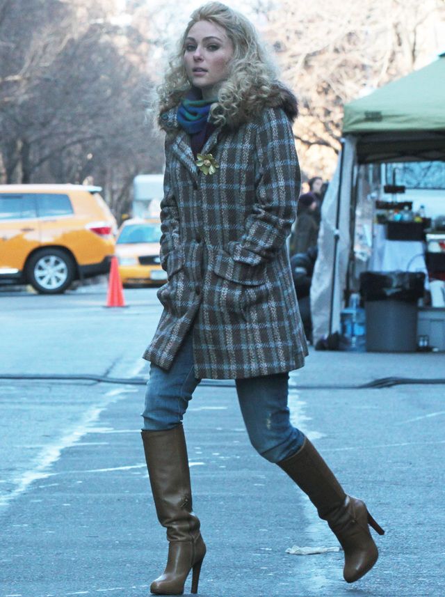 <p>Cuando Carrie tiene sus primeros contactos con Nueva York, tiene que combatir las frías temperaturas de la ciudad. Y lo hace con mucho estilo gracias a este abrigo de cuadros de estilo inglés, jeans y botas de piel en camel.</p>