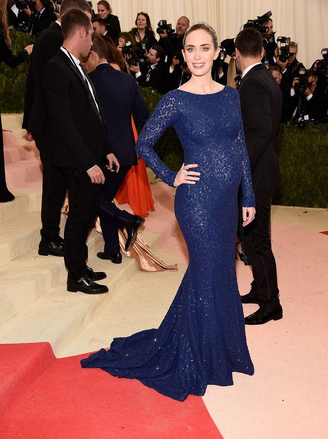 <p><strong>Emily Blunt</strong> lució tripita de embarazada de la manera más elegante con este ajustado vestido azul brillante de&nbsp;<strong>Michael Kors</strong>.</p>