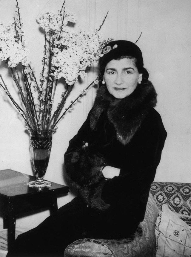 <p><strong>Diseñadora de moda</strong></p><p>&nbsp;</p><p>Desde pequeña, a pesar de encontrarse en el lugar y momento equivocado, Gabrielle Coco Chanel siempre soñó a lo grande. Fue una adelantada a su tiempo y creo un estilo absolutamente informal y distinto para las mujeres de principios del XX sentando las bases de un cambio en la conciencia femenina tras la Primera Guerra Mundial. Creadora del mítico Chanel N.5 o madre del famoso <i>Little black dress</i>, Coco Chanel está considerada como una de las mejores diseñadoras de la Historia.</p>