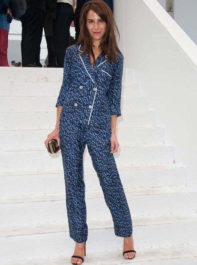 <p><strong>Caroline Sieber</strong> lleva la tendencia pijama a extremos insospechados con este traje pijama en azul y blanco de&nbsp; <strong>Louis Vuitton Resort 2012</strong>.</p>