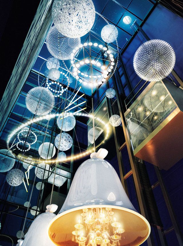 <p>La parte alta del lobby, impresiona con un increíble mix de lámparas repartidas para evocar la mágica sensación de estar bajo la bóveda celeste.</p>