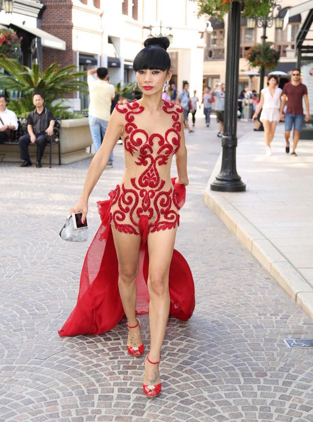 <p>¿Qué hace la actriz <strong>Bai Ling</strong> vestida con semejante modelito en mitad de la calle? Nosotros también nos lo preguntamos.&nbsp;</p>