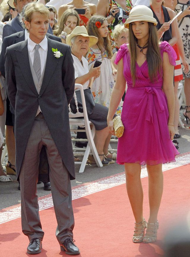 <p>Para la boda real entre Alberto de Mónaco y Charlene Wittstock, eligió un vestido de seda fucsia con escote en uve ceñido en la cintura con lazo, sandalias de tiras, clutch dorado y original sombrero de época.</p>