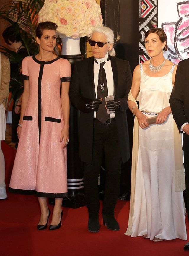 <p><strong>Carlota Casiraghi,</strong>&nbsp;con vestido midi trapezoidal de tweed y joyas de <strong>Montblanc</strong>,<strong>&nbsp;Karl Lagerfeld y la princesa Carolina de Mónaco.</strong></p>