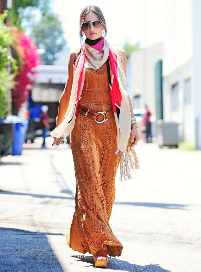 <p><strong>Alessandra Ambrosio</strong> saca su lado más hippie gracias a este vestido calado en naranja que combina con cuñas de madera, cinturón de piel y fular tricolor.</p>