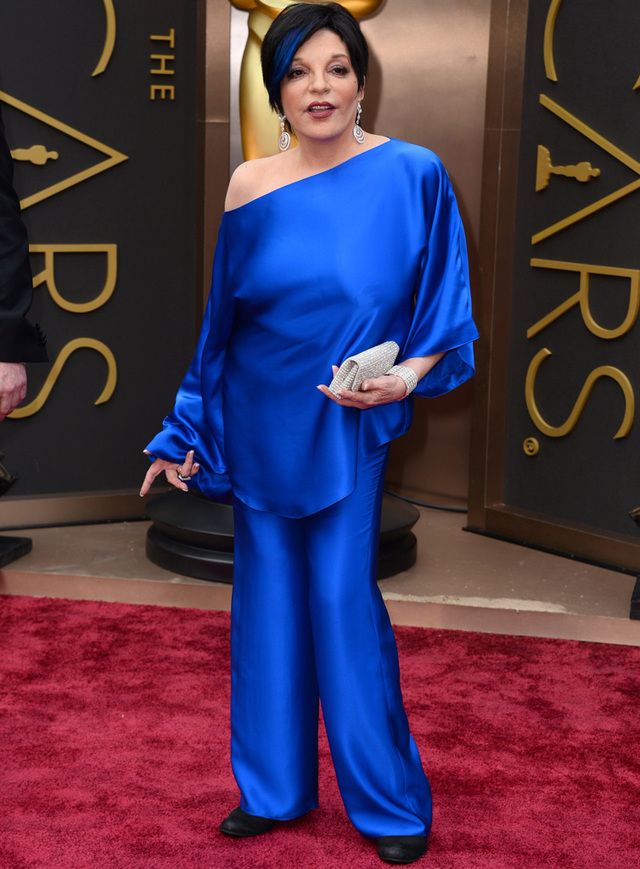 <p>Casi nos deslumbramos con el azul eléctrico del &nbsp;traje dos piezas con cuerpo asimétrico de&nbsp;<strong>Liza Minnelli</strong>. Por si fuera poco, lo combinó con un mechón azul para ir más conjuntada.</p>