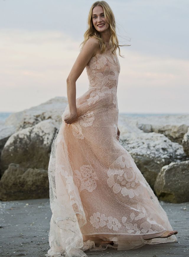 <p>Espectacular y al más puro estilo princesa llegó&nbsp;<strong>Eva Riccobono</strong> a Venecia con este modelo floral nude de seda y organza de&nbsp;<strong>Armani Privé Fall 2013.&nbsp;</strong></p>