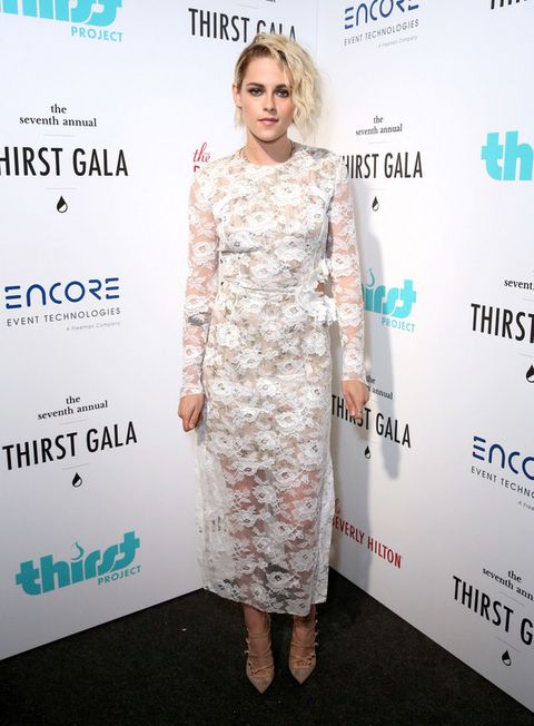 <p><strong>Kristen Stewart</strong> es capaz de lo mejor y lo peor en la misma semana. Este vestido blanco de encaje de <strong>Preen</strong> le siente como un guante.&nbsp;&nbsp;</p>