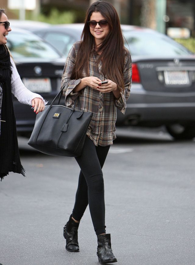 <p>Nos encanta esta opción con una camisa en tonos tierra que luce&nbsp;<strong>Selena Gomez</strong>, integrada en un total black look. De 10 para un look de calle. &nbsp;</p>