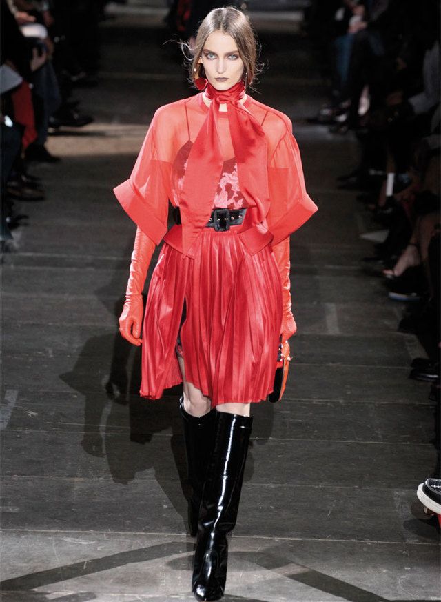 <p>Propuesta de <strong>Givenchy</strong> que mezcla negro y rojo, con finas telas y transparencias. Toma nota del pañuelo al cuello.</p>
