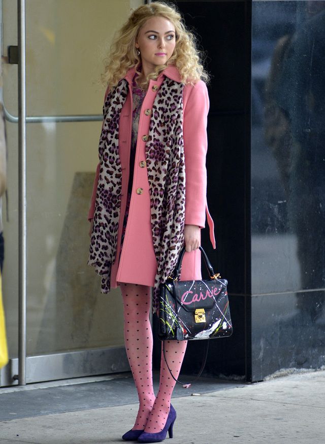 <p>No tiene miedo a los 'total look' en colores vivos como este en rosa bebé con abrigo, medias de topos, pañuelo de animal print rosado, salones morados y su inconfundible bolso 'Carrie'.</p>