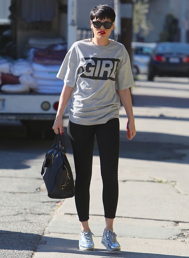 <p>El <i>look</i> deportivo es ideal para lucir camisetas con mensaje, como demuestra la cantante Jessie con su camiseta de 'Girl', sus <i>leggins,</i> sus deportivas plateadas y su bolso de mano. Ojo a los aros XXXXL en las orejas.</p>