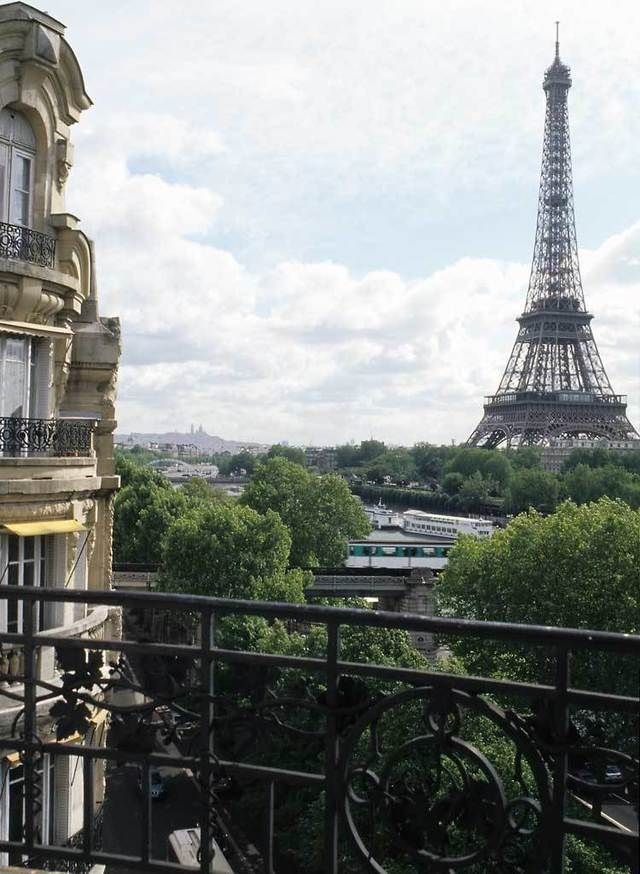 <p>La Torre Eiffel es la fantástica vista que se divisa desde el apartamento.</p>