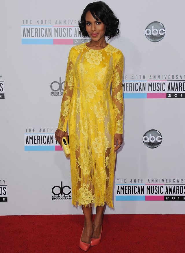 <p><strong>Kerry Washington</strong> se apuntó a la tendencia del amarillo en los American Music Awards 2012 con este vestido midi de encaje con flecos de <strong>Stella McCartney Resort 2013</strong> dress que combinó muy acertadamente con pumps en coral de <strong>Christian Louboutin</strong> y clutch también en amarillo de <strong>Kotur</strong>.</p>