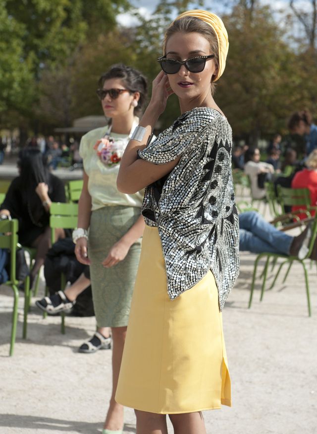 <p>¿Quieres ser la más <i>cool</i> del enlace? Nos encanta este <i>outfit</i> a lo Grace de Mónaco, con camisa de paillettes y falda y turbante en el mismo color amarillo.</p>
