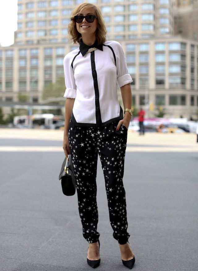 <p>Una camisa de cuerpo blanco y detalles en negro combina a la perfección con un pantalón baggy con estampados en ambos colores.</p>