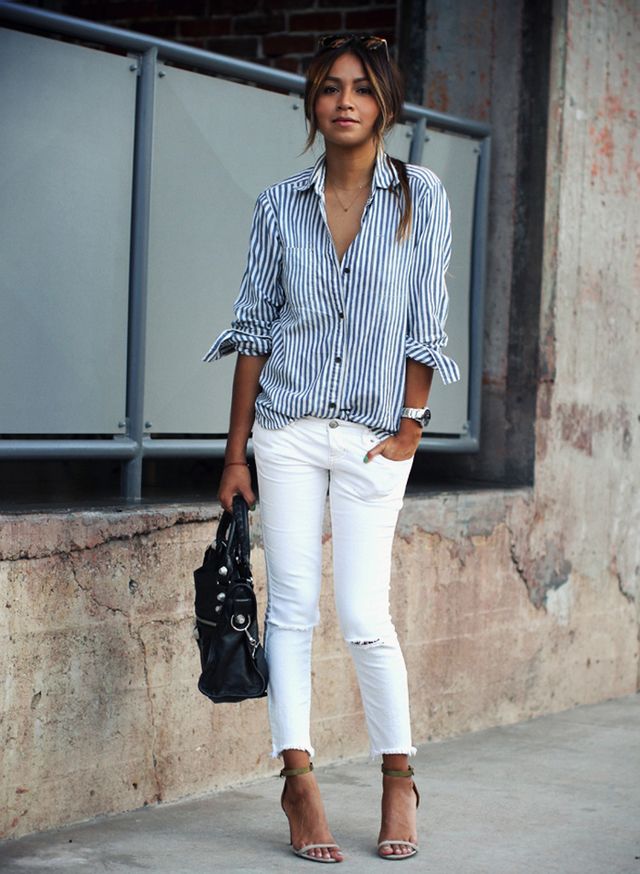 <p>La bloguera vuelve a acertar con este 'look' de inspiración marinera de camisa a rayas azules y blancas, vaquero capri roto en las rodillas, maxibolso y sandalias bicolor.</p>