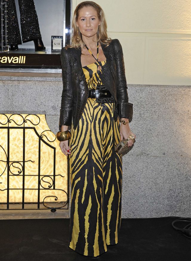 <p>En una fiesta de Roberto Cavalli no podía faltar el animal print y <strong>Fiona Ferrer</strong> se atrevió a lucirlo con una perfecto de cuero, clutch, dorado y maxijoyas.</p>