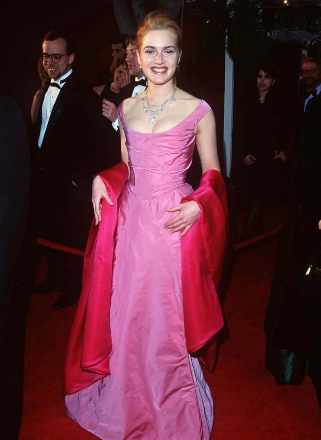 <p>Hace años también optaba por outfits como este de niña buena en dos tonos de rosa y con joyas de diamantes. &nbsp;</p>