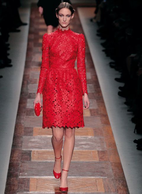 <p><strong>Valentino</strong> presenta para este otoño este vestido de estampado floral troquelado, muy bien complementado por unos salones rojos atados al tobillo y un clutch rojo rígido.</p>