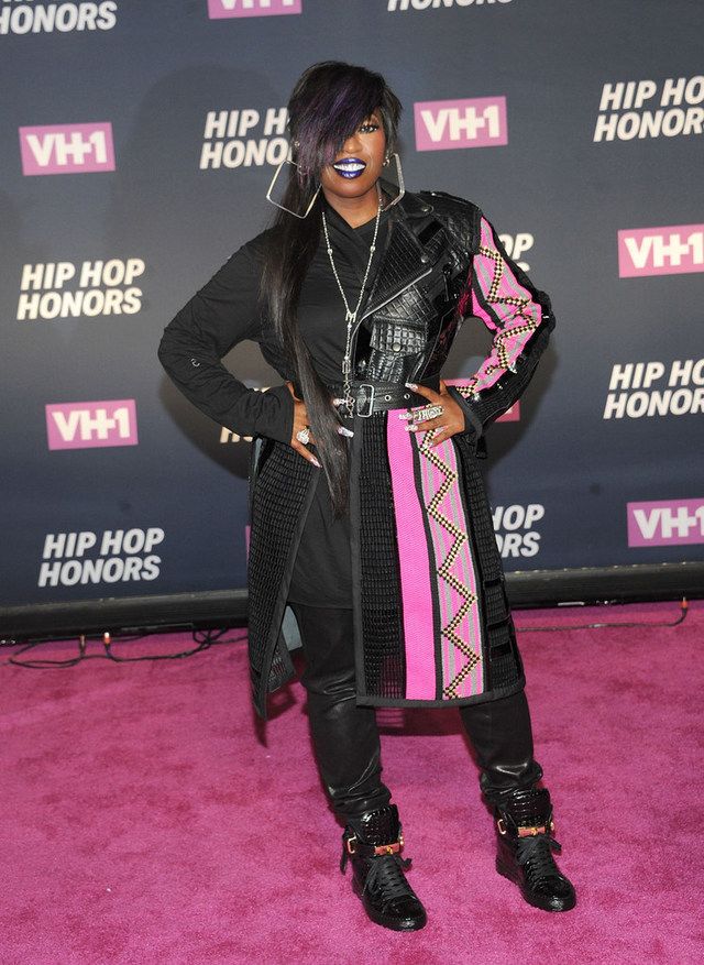 <p>Muy discreta no es que vaya la cantante <strong>Missy Elliott</strong> con ese look en negro y rosa que incluye abrigo, vestido, pantalones y zapatillas.&nbsp;</p>