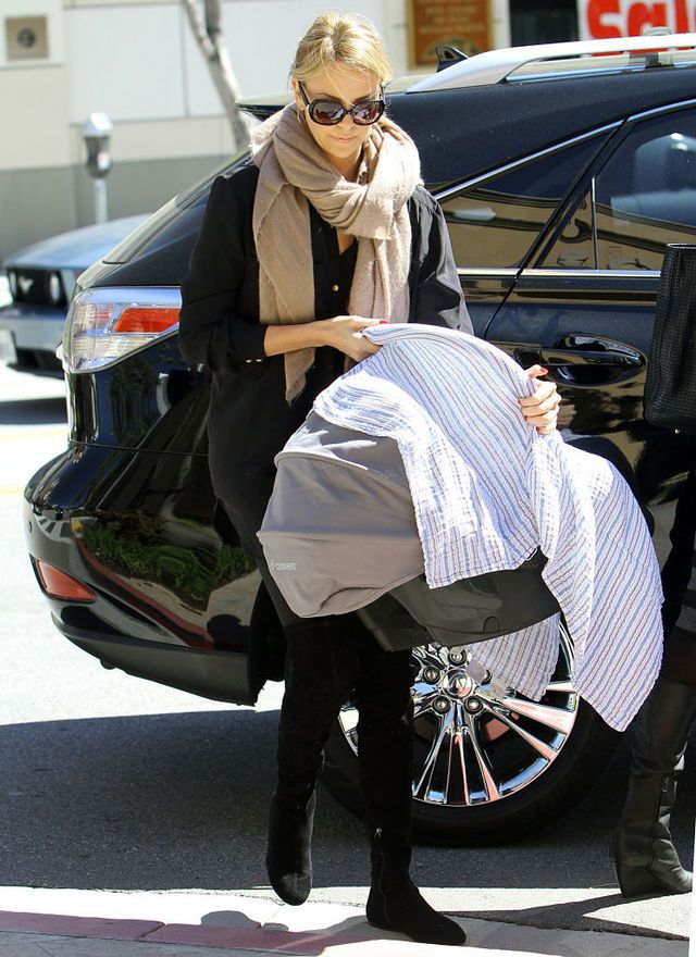 <p>Charlize Theron utiliza su muselina de aden + anais para proteger a su bebé del sol.</p>
