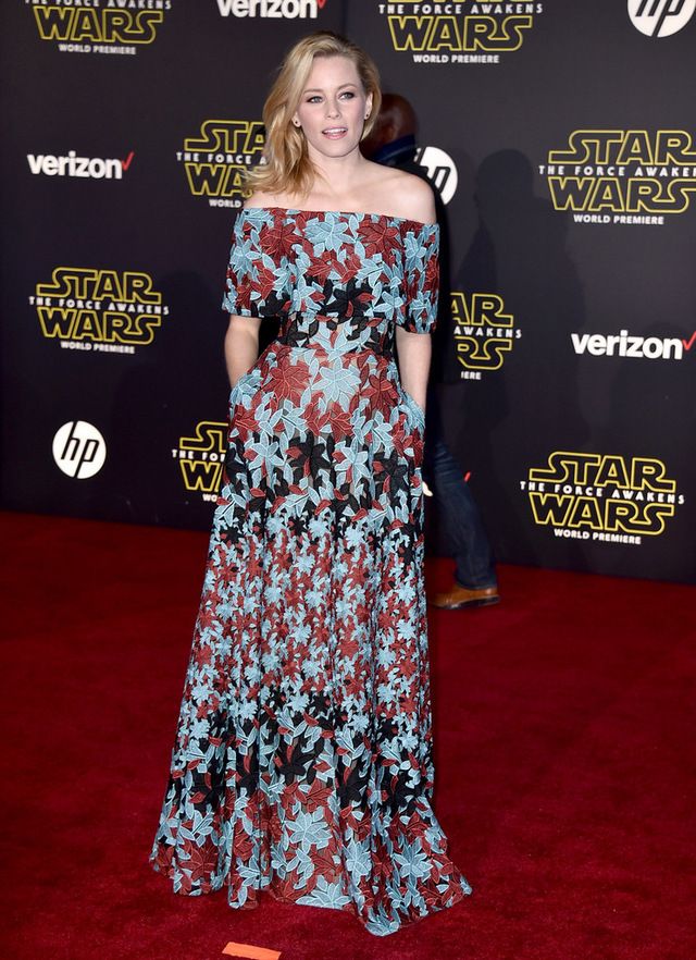 <p>Numerosas celebrities acudieron al estreno de 'Star Wars: El Despertar de la Fuerza' en Los Angeles y<strong> Elizabeth Banks</strong> fue una de ellas con este vestido floral de escote barco de <strong>Elie Saab Resort 2016</strong>.&nbsp;</p>
