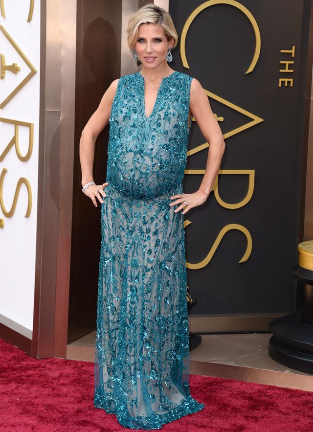 <p>En los Oscar 2014 una embarazadísima Elsaeligió un diseño verde esmeralda de <strong>Elie Saab</strong> que marcaba su ya muy voluminosa barriga de mellizos.</p>