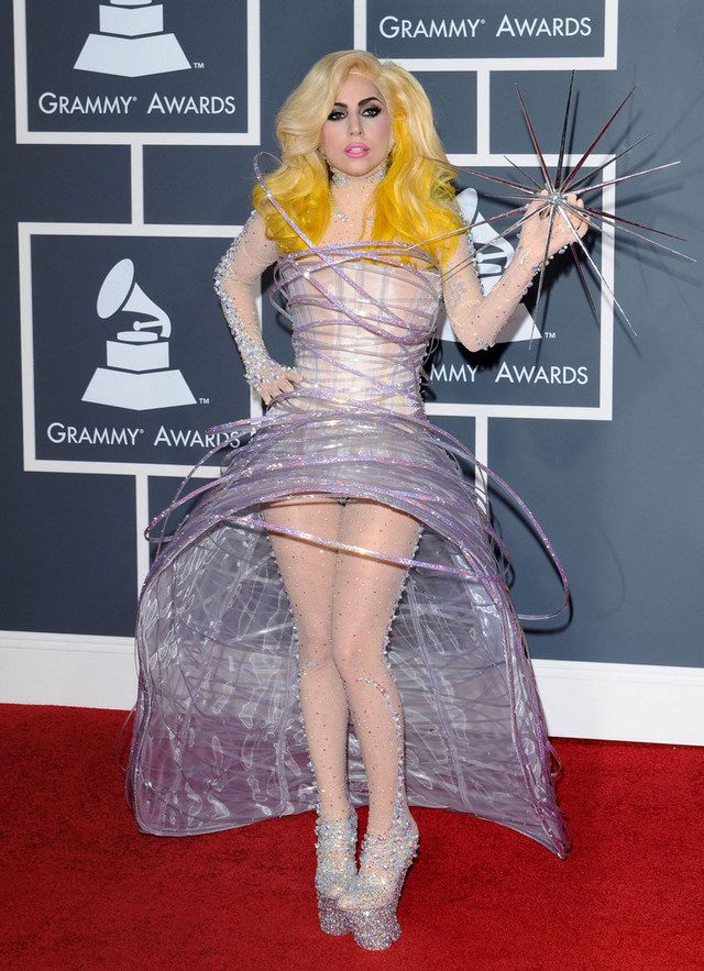 <p>Si hablamos de modelitos imposibles, no puede faltar<strong>&nbsp;Lady Gaga</strong>. En la edición de 2010 eligió este look 'estrellado'&nbsp;de <strong>Giorgio Armani Privé</strong>.</p>