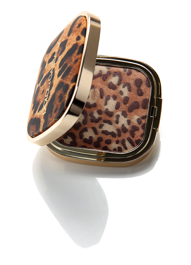 <p>Polvera con motivos de leopardo, de <strong>Dolce &amp; Gabbana</strong>.</p>