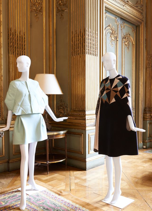 <p>Dos vestidos de la colección diseñada por Modesto Lomba, presidente de la Asociación de Creadores de la Moda de España. </p>