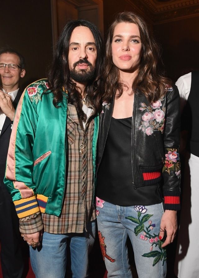 <p>El director creativo de <strong>Gucci</strong>, <strong>Alessandro Michele</strong> y una de las invitadas, una guapísima&nbsp;<strong>Carlota Casiraghi</strong> más informal de lo que estamos acostumbrados a verla: con bomber y jeans bordados de la firma.</p>