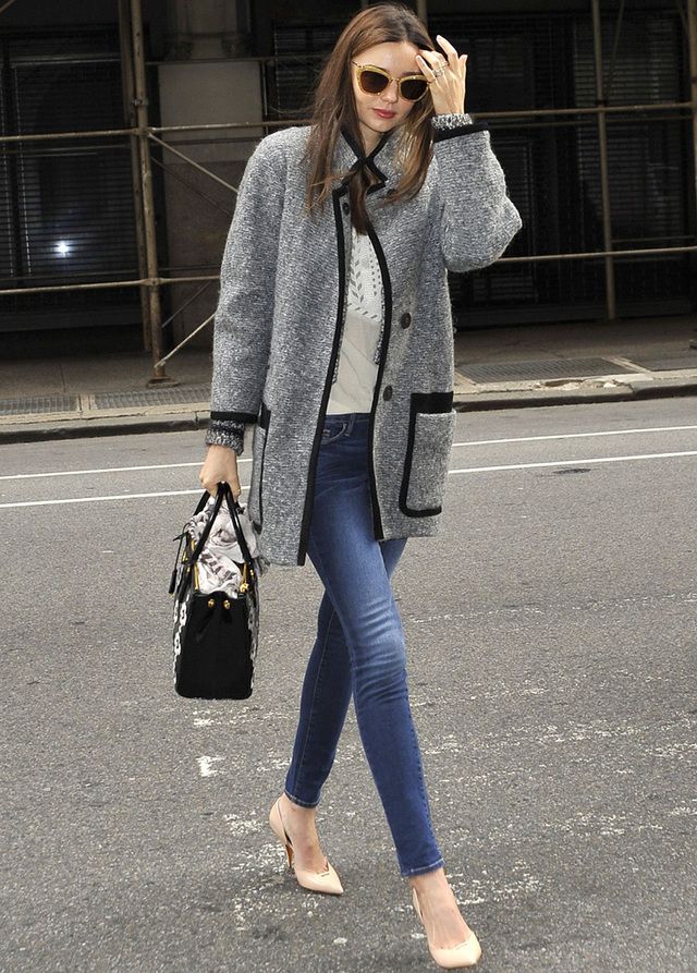 <p>El&nbsp;abrigo que luce <strong>Miranda Kerr</strong> es una de las estrellas del invierno: de lana gris con detalles de piel en negro. Haz como la modelo y combínalo con unos jeans básicos y salones nude.</p>