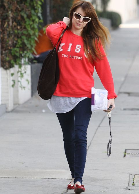 <p>La actriz <strong>Emma Roberts</strong> lanza un positivo mensaje con su sudadera roja 'Kiss The Future'. Nos gusta su manera de combinarla con jeans pitillo y bailarinas también en rojo.</p>
