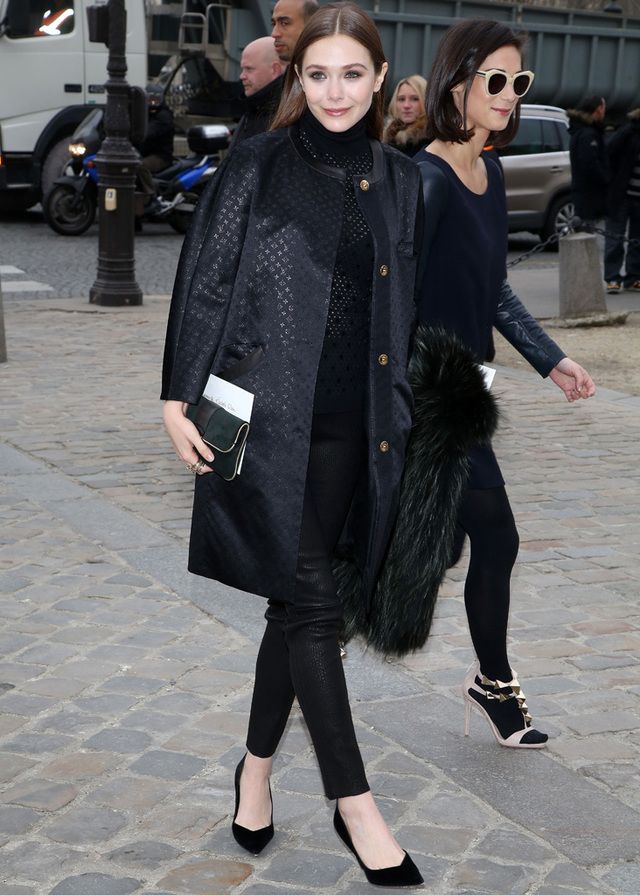 <p>También de negro pero con pantalones y abrigo oversize acudió <strong>Elizabeth Olsen</strong> al desfile de Vuitton.</p>