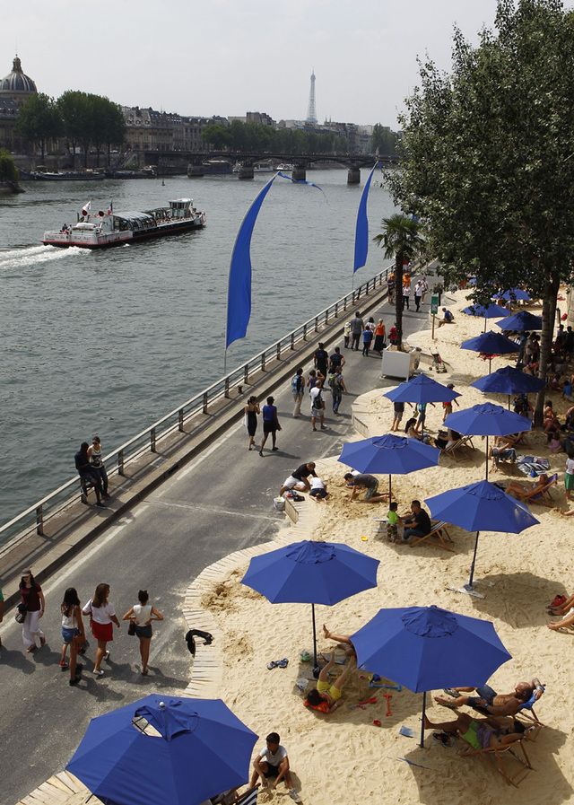 <p>La playa artificial parisina a orillas del Sena es ya todo un clásico veraniego. Se inauguró en 2002 y desde entonces ha servido para que los habitantes de la ciudad se refresquen en los días más calurosos del año. La primera playa se estableció entre los tres kilómetros que separan el Louvre al Pont de Sully, pero ahora también se puede disfrutar de otra en Bassin de la Villette. Ambas cuentan con un extenso programa de actividades tales como volley playa, cursos de tai-chi, tirolinas...</p>