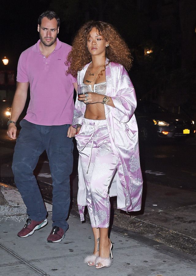 <p>Al ver a <strong>Rihanna</strong> de esta guisa no sabemos si es que ha salido a la calle recién levantada o es que todavía no se ha acostado.</p>