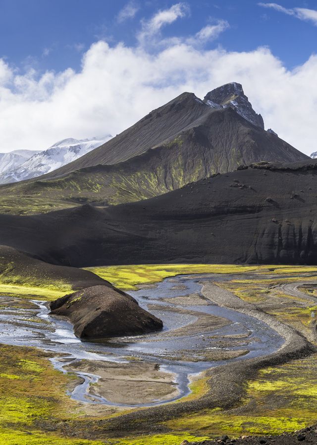 <p>Este impresionante paisaje natural se encuentra en la región sur de Islandia y recibe el nombre de Landmannalaugar. Es el destino perfecto para los amantes del senderismo, ya que esta zona se compone de extensos valles, ríos y montañas esculpidos por la actividad volcánica de la zona. Los más aventureros podrán incluso acampar en la parte destinada para ello y amanecer rodeados de montañas.</p>