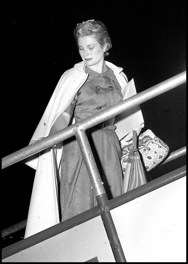 <p>Era el día del bautizo del príncipe Alberto en &nbsp;1958, y Kelly ya demostraba dotes de 'it girl', con el abrigo posado sobre los hombros.</p>