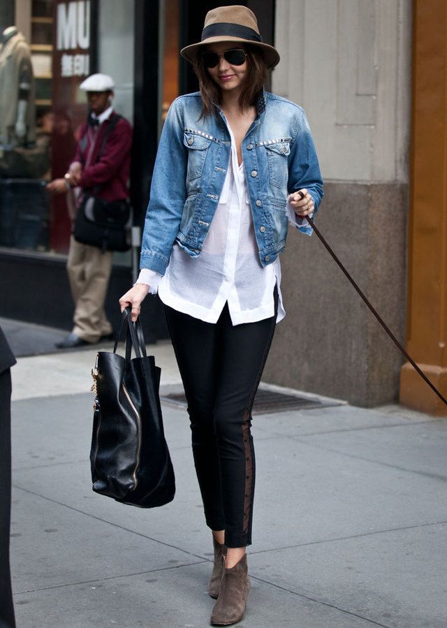 <p>'Menos es más' es lo que ha pensado <strong>Miranda Kerr</strong> en este outfit: pantalones negros con tira transparente en el lateral, camisa blanca, botines de ante, sombrero, bolso de piel y la cazadora.</p>