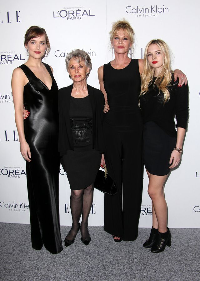 <p>De izquierda a derecha tres generaciones familiares: <strong>Dakota Johnson, Tippy Hedren, Melanie Griffith y Stella del Carmen</strong>.&nbsp;</p>
