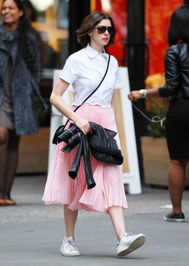 <p>Las faldas plisadas de largo midi serán todo un 'must have'. Lúcela tal y como hace <strong>Anne Hathaway</strong>, combinada con zapatillas deportivas.&nbsp;</p>