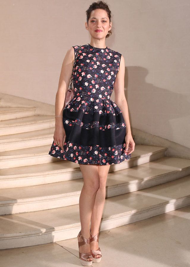 <p>Si pensamos en Marion, en seguida nos viene a la cabeza <strong>Christian Dior</strong>. De 10 este look con vestido mini en negro con flores de la <i>maison</i>.</p>