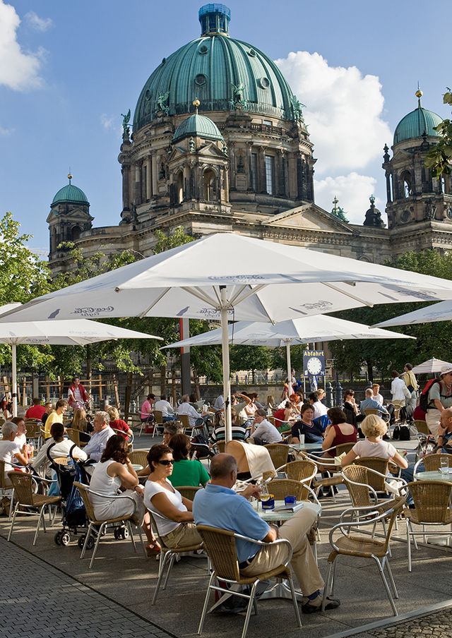 <p>Las posibilidades son numerosas, y si la intención es probar algo de comida típica alemana no os perdáis <a href="http://www.augustiner-braeu-berlin.de/" target="_blank"><strong>Augustiner,</strong></a> una gran cervecería bávara junto a Gendarmenmakt. La terraza Biergarten de la Universidad Humboldt es ideal para hacer una parada y tomar algo mientras los niños juegan. En Alexanderplatz, almorzad en <a href="http://de.vapiano.com/en/magazine/sorting/date/" target="_blank"><strong>Vapiano,</strong></a> un self-service italiano donde la comida la hacen delante de ti (y donde también hay tronas). Si hay un vegano o vegetariano en la familia no hay problema porque casi todos los restaurantes tienen opciones para ellos, pero te recomendamos <a href="http://www.samadhi-vegetarian.de/index.php/en/" target="_blank"><strong>Samâdhi,</strong> </a>en Mitte, un oriental donde los peques degustarán sus sopas y platos de arroz con tofu y verduras. El mejor helado de Berlín lo encontrarás en Caramello, en Friedrichshain, con más de 40 variedades, todos caseros y hechos con productos 'eco'. ¿Tus niños no comen y echan de menos la tortilla de patatas? Plántate en Kreuzberg, donde se halla el bar <a href="http://www.barraval.de/index-es.html" target="_blank"><strong>Raval,</strong> </a>propiedad del actor Daniel Brühl.</p>