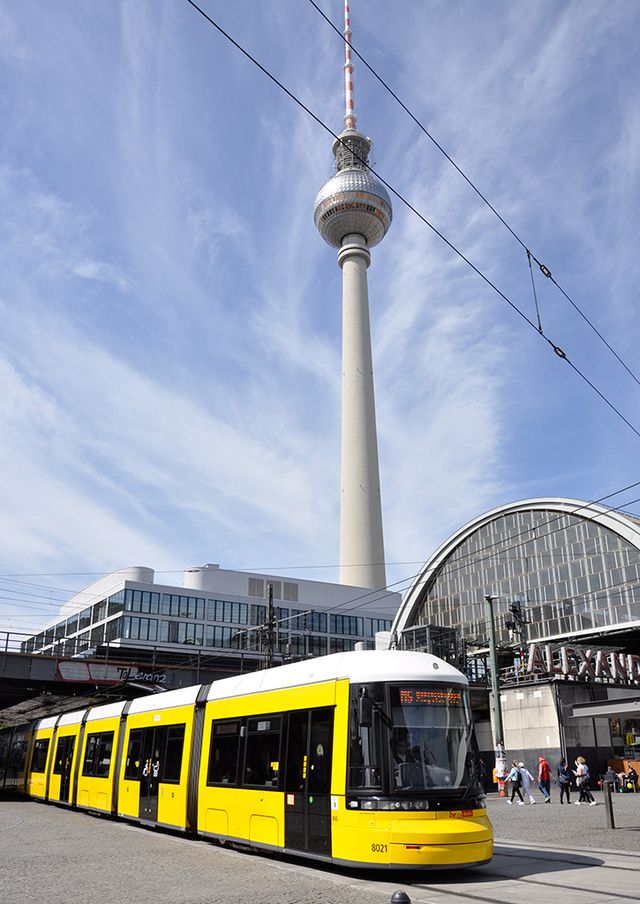 <p>Es una ciudad muy grande y conviene usar transporte público, sobre todo si te alojas en barrios residenciales. Si llevas carrito, debes saber que es fácil acceder a autobuses y tranvías y que en todas las estaciones de trenes hay ascensor, algo bastante más escaso en el metro. Una buena opción para ahorrar es la <a href="http://www.visitberlin.de/es/welcomecard" target="_blank"><strong>Berlin Welcome Card,</strong></a> una tarjeta que te permite usar el transporte todo lo que quieras durante 2, 3 o 5 días (a partir de 19,50 € ) y que te da descuentos en algunos puntos de la ciudad. Si prefieres sacar billetes de ida y vuelta, recuerda que hay 3 zonas tarifarias, que los 'peques' tienen ventajas (los menores de 6 años no pagan y entre 6 y 14 años tienen precio reducido) y que las máquinas expendedoras se pueden utilizar en castellano.</p>